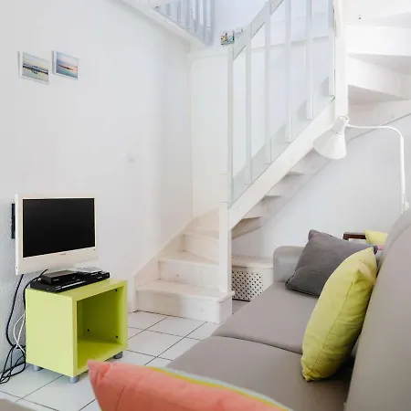 Villa Mezzanine Avec Piscine, Terrasse Et Parking Proche A - Fr-1-409-189 *